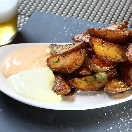 Jauregui Otel Minneapolis